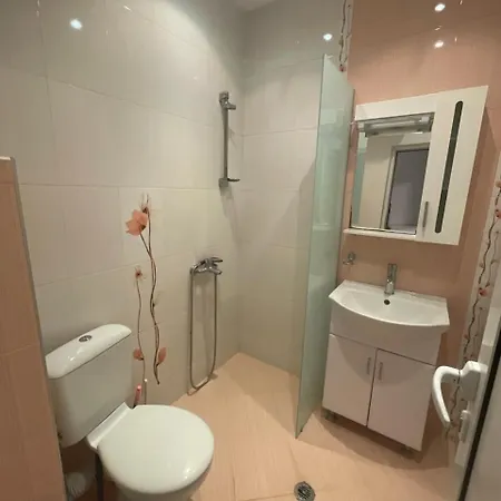 Center 2-br With Lovely Outdoor Area