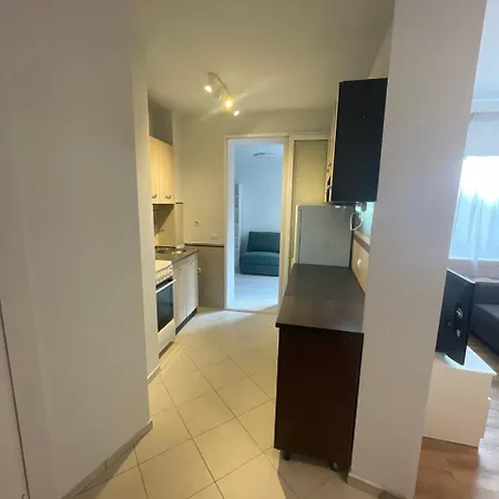 Appartement Center 2-br With Lovely Outdoor Area *