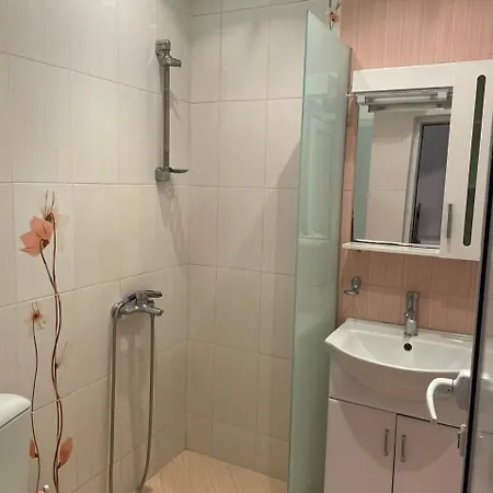 Center 2-br With Lovely Outdoor Area *