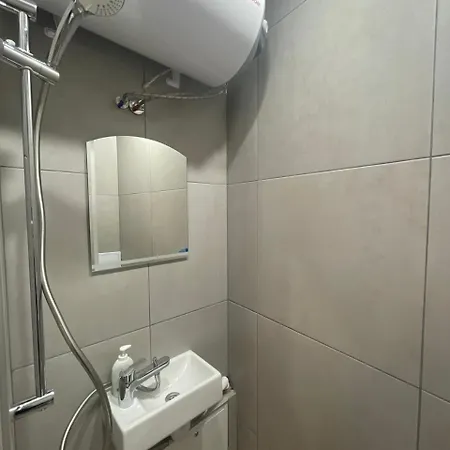 Apartment Center 2-br With Lovely Outdoor Area *